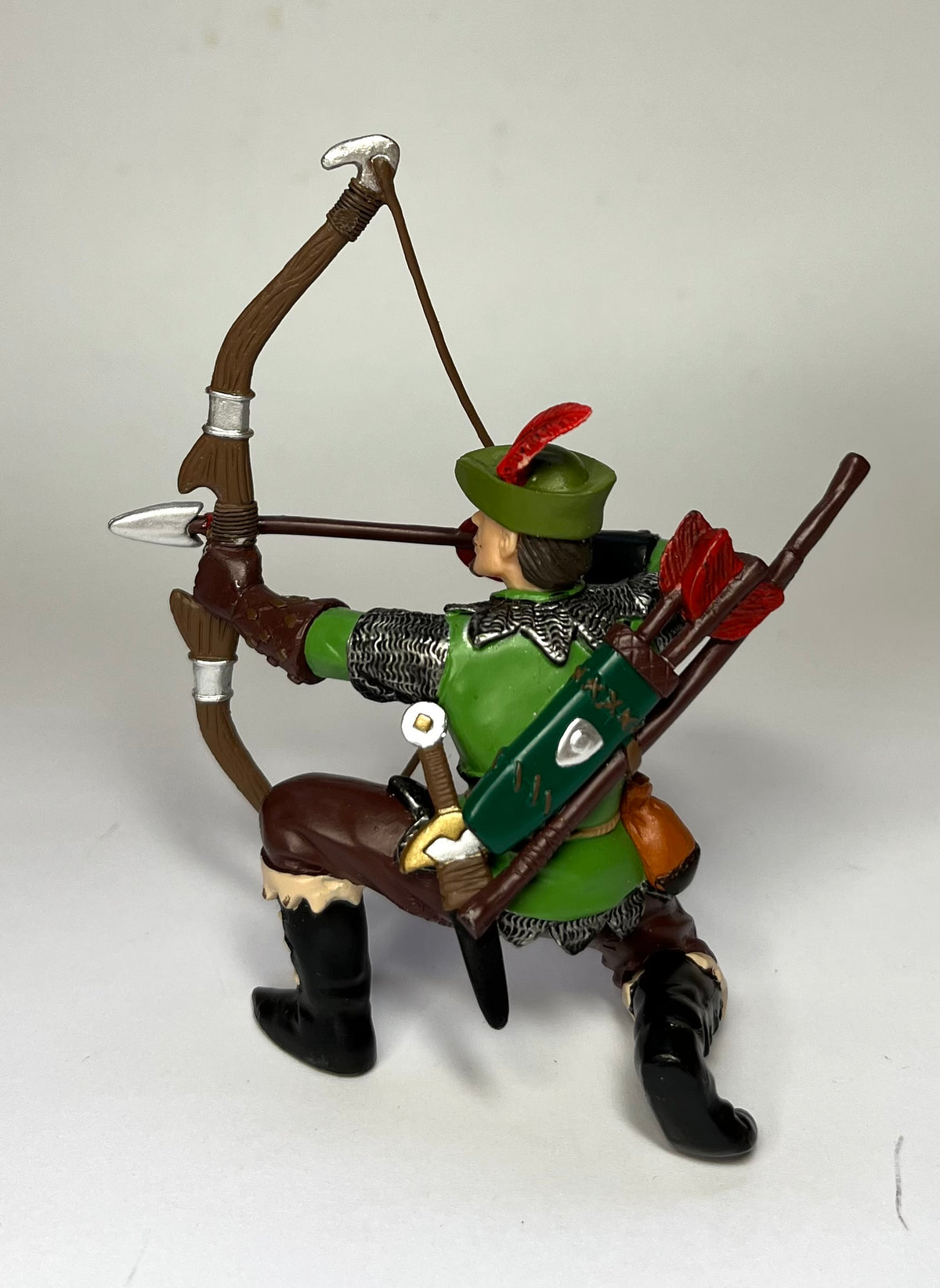 Papo Robin Hood kneeling.