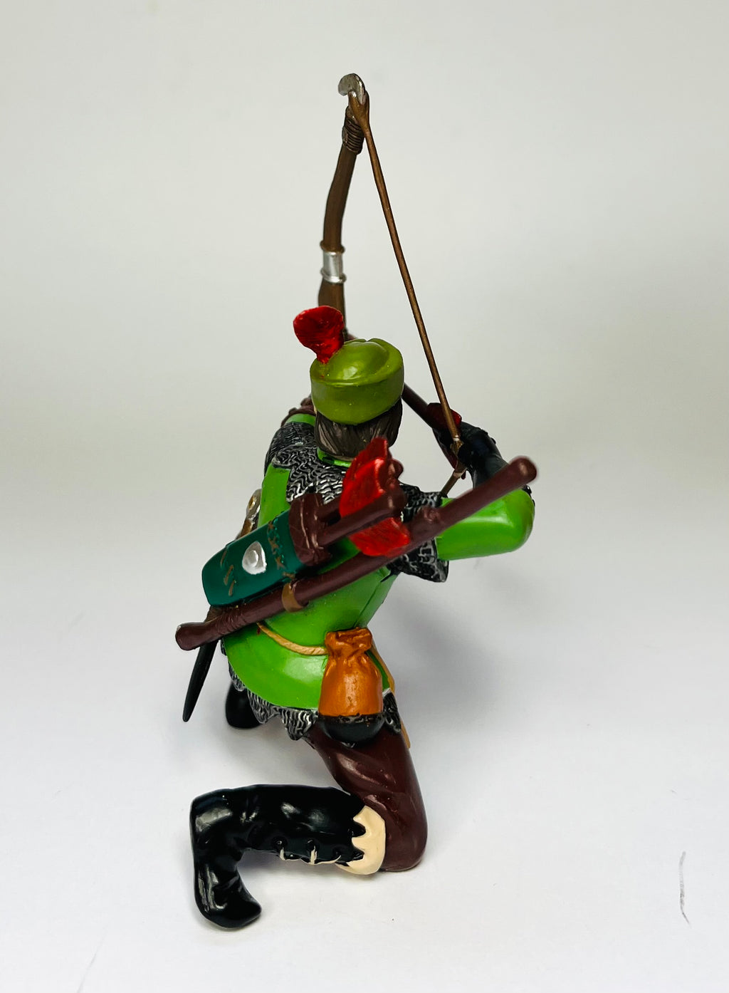 Papo Robin Hood kneeling.