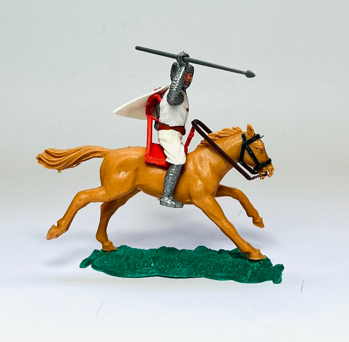 Timpo Crusader with unusual saddle. 1/32